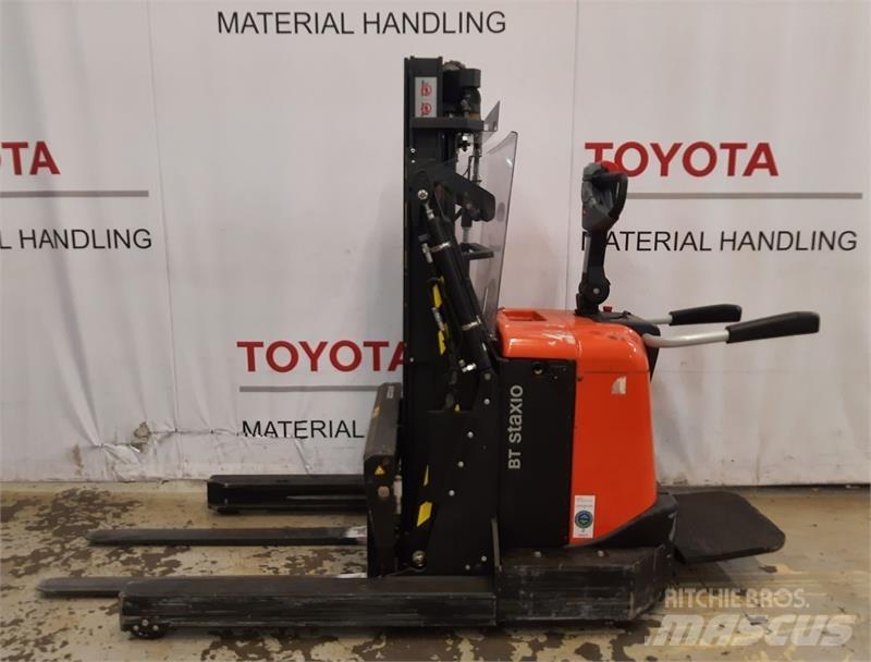 BT SPE120XR Pedestrian stacker