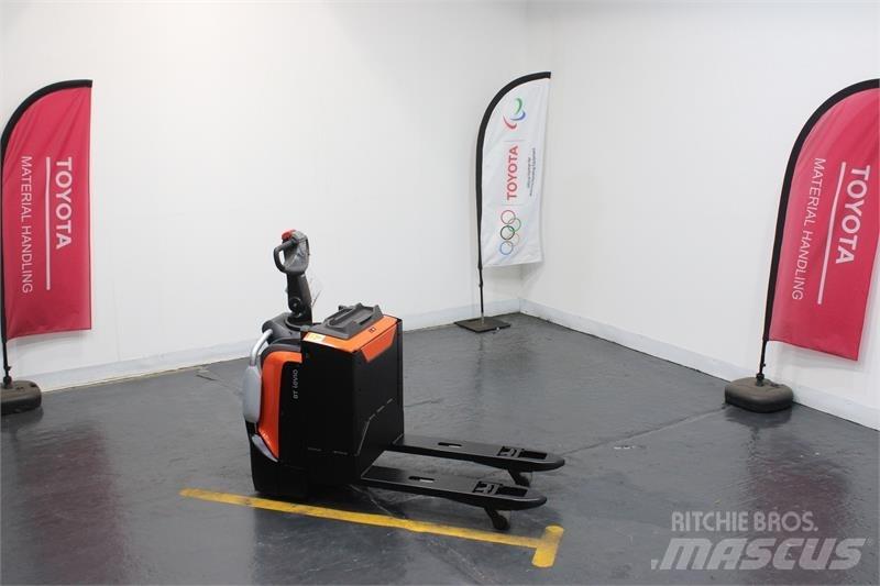 BT LPE200 Low lifter with platform