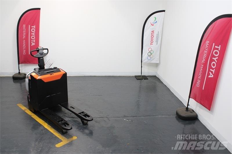 BT LPE200 Low lifter with platform