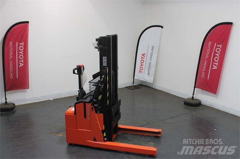 BT RWE120 Hand pallet stackers