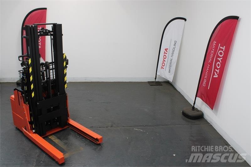 BT RWE120 Hand pallet stackers