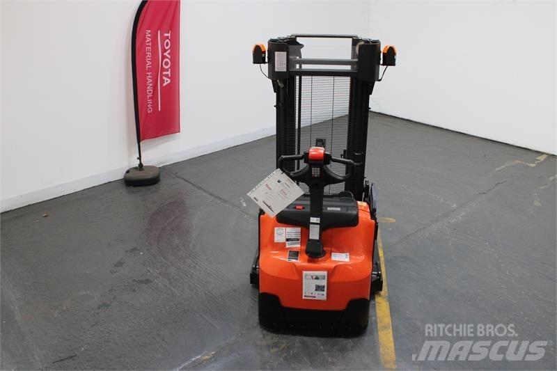BT SWE140S Pedestrian stacker