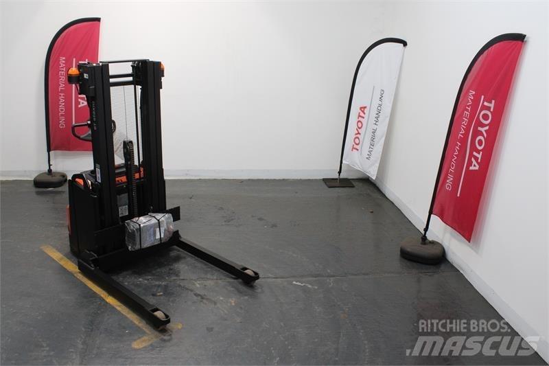 BT SWE140S Pedestrian stacker