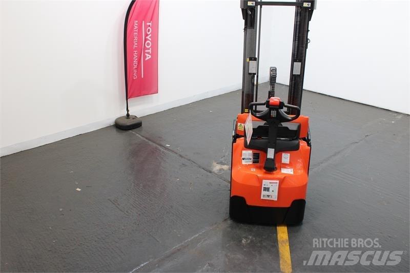 BT SWE145L Pedestrian stacker