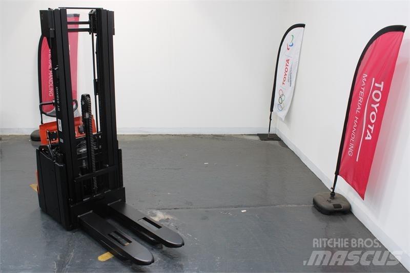 BT SWE145L Pedestrian stacker