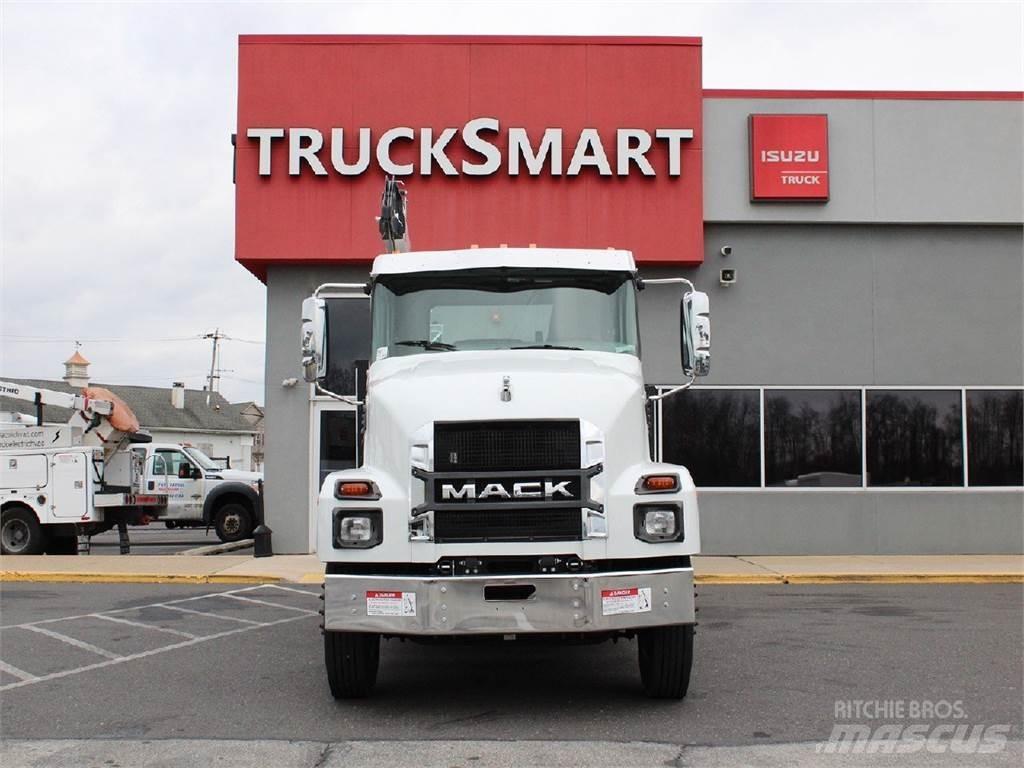 Mack MD6 Crane trucks
