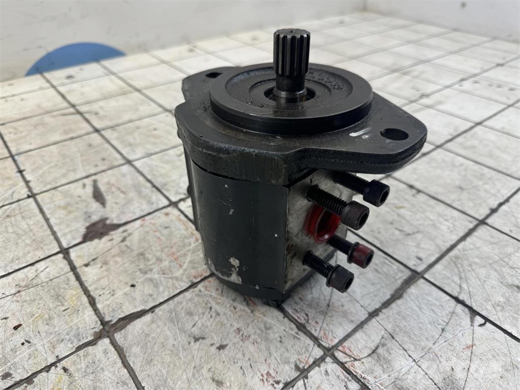  Gear pump Crane parts and equipment