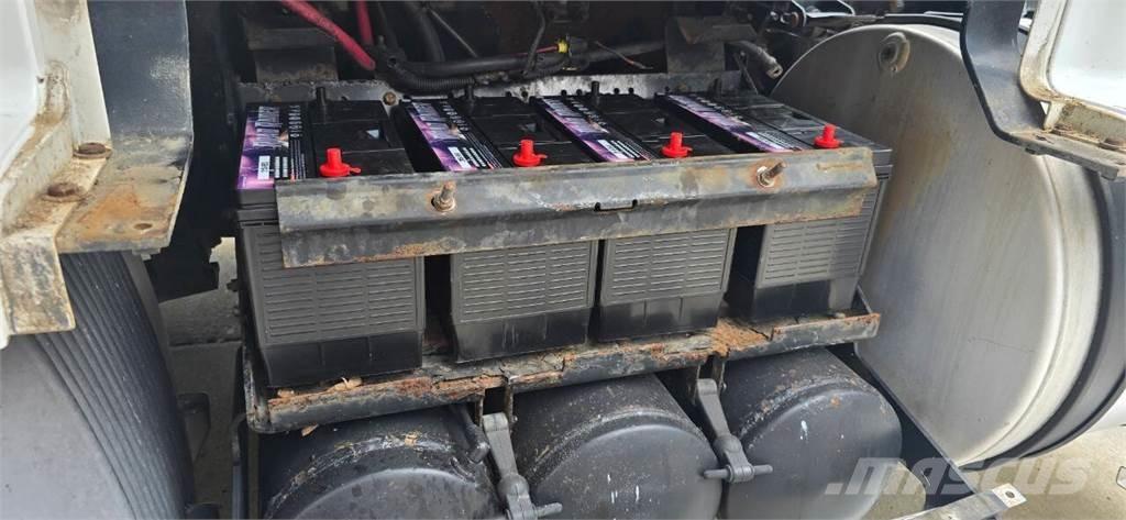 Volvo VNL Construction - Others