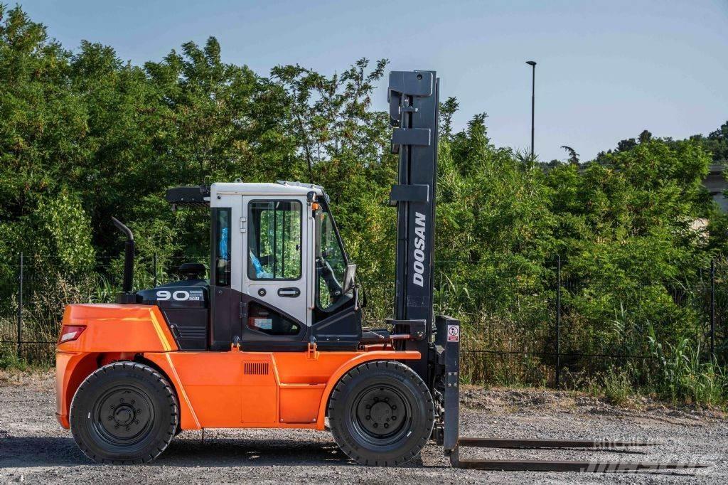 Doosan D 90-S-7 Diesel trucks