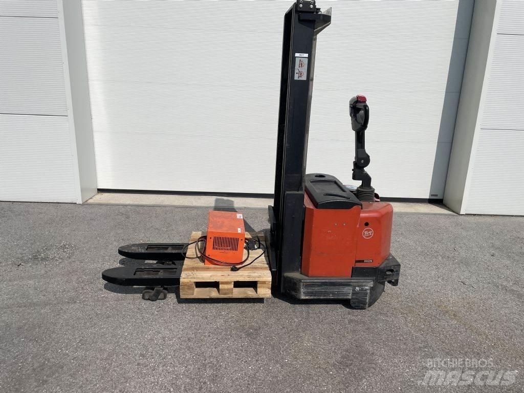 BT SWE120L Pedestrian stacker