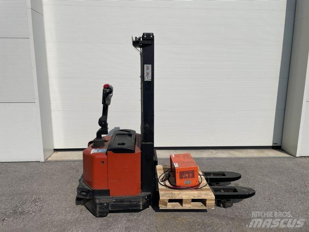 BT SWE120L Pedestrian stacker