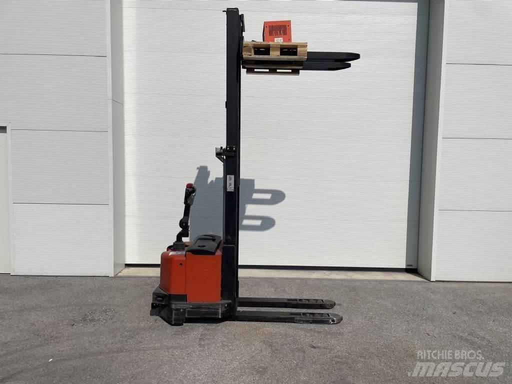 BT SWE120L Pedestrian stacker