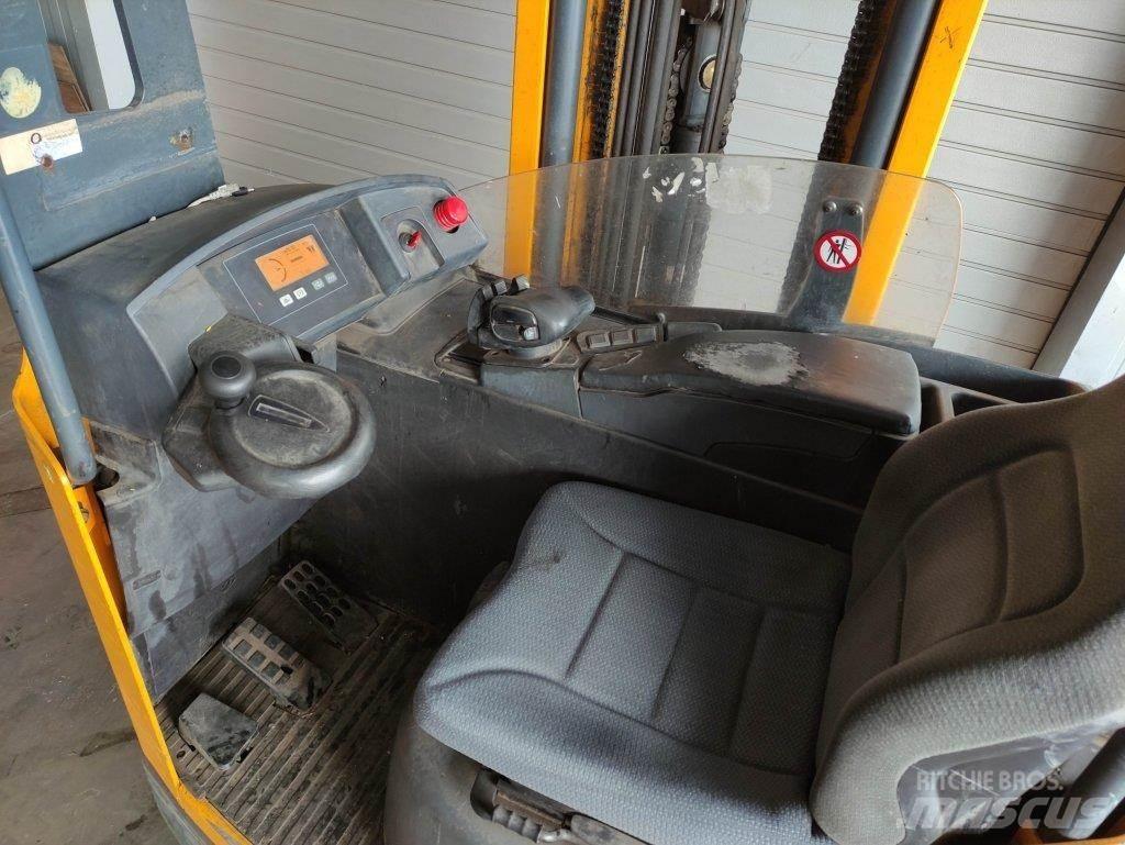 Jungheinrich ETV114 Reach trucks