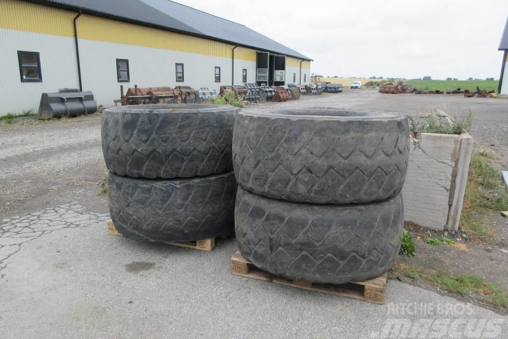  4 st beg däck m fälg till Volvo L70F Tyres, wheels and rims