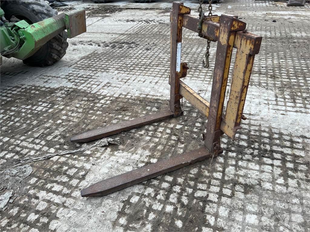 McConnel Linkage mounted pallet forks Other agricultural machines