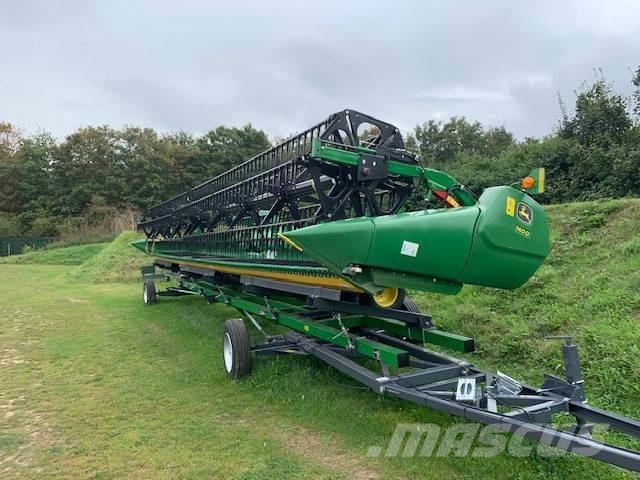 John Deere 740D Combine harvesters