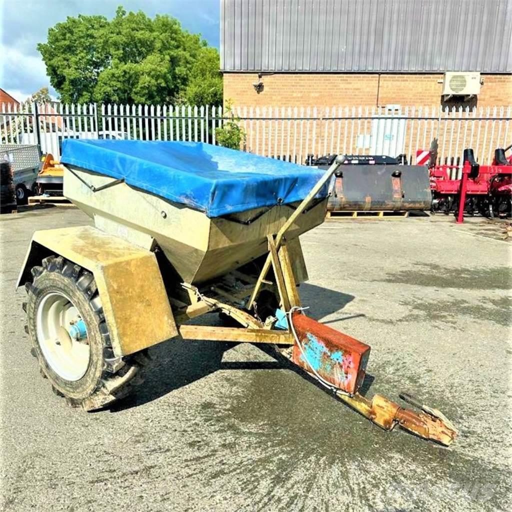  SWALEDALE SNACKER 300KG Mixer feeders