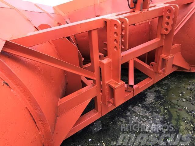  - - - 2.5 MTR Snow blades and plows