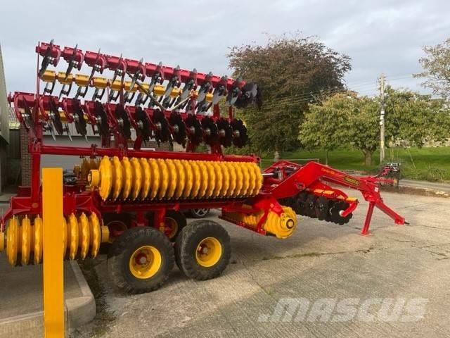 Väderstad Carrier CR820 Cultivators
