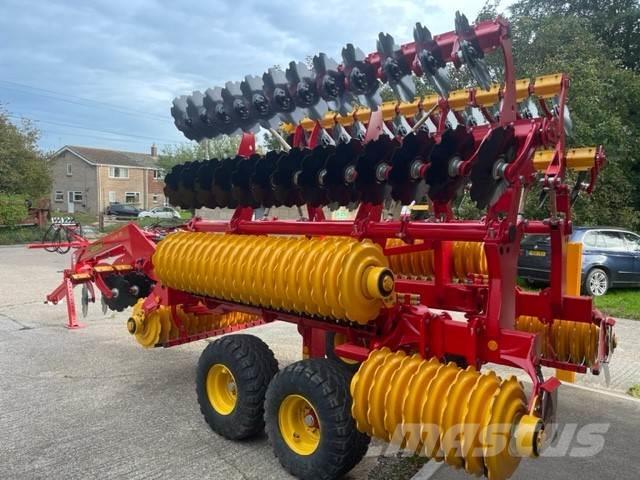 Väderstad Carrier CR820 Cultivators