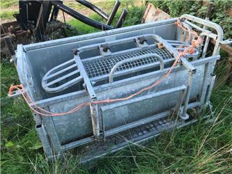  Ironworks sheep turn over crate lightly used
