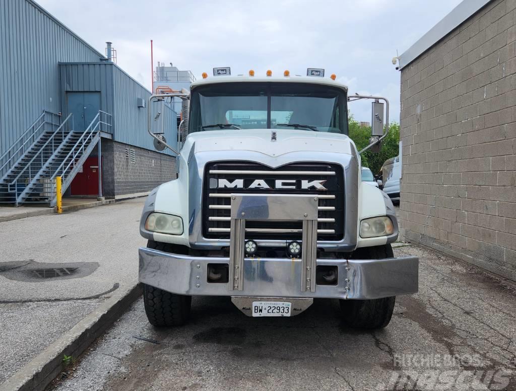 Mack Granite GU 813 Cable lift demountable trucks