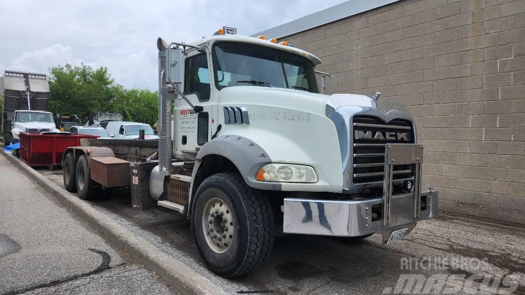 Mack Granite GU 813 Cable lift demountable trucks
