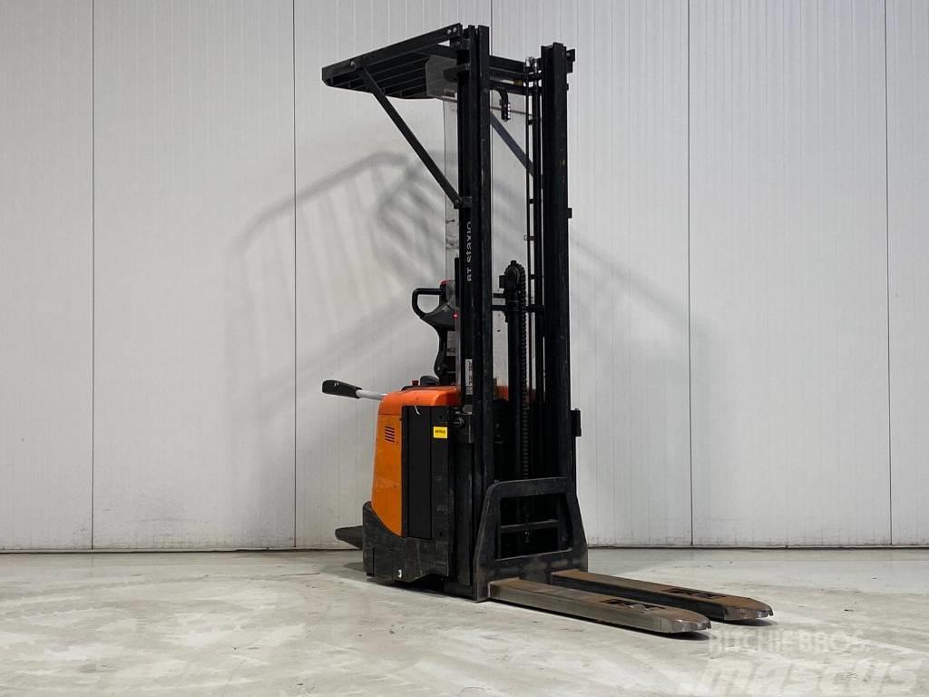 BT SPE125L Self propelled stackers