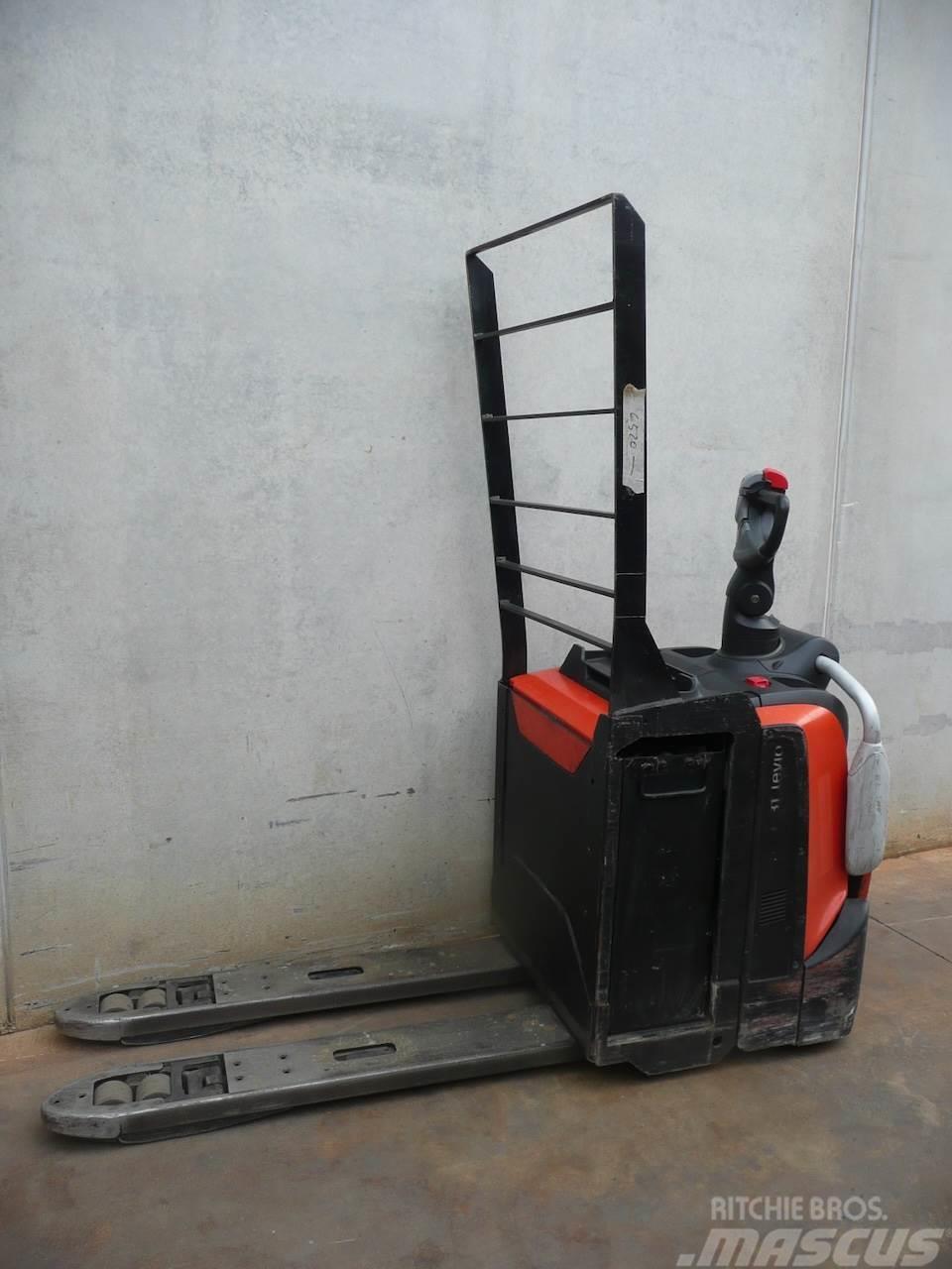 BT LPE 200 Low lifter with platform