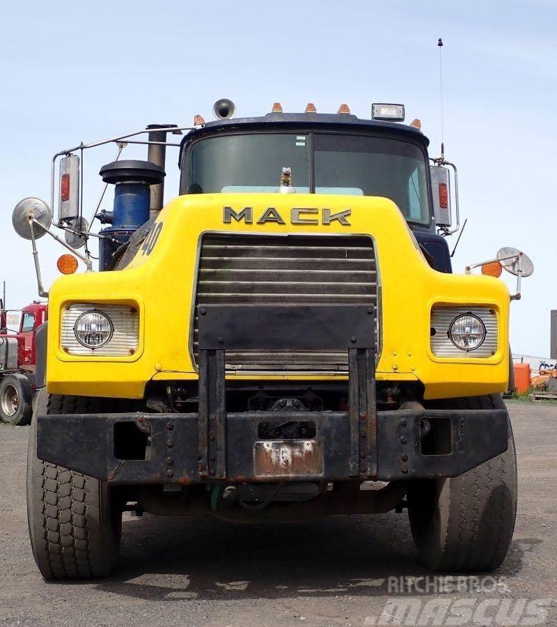Mack DM690S Hook lift trucks