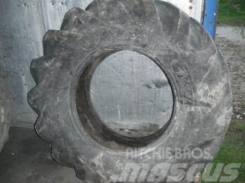  16.5/85-24 Goodyear Tyre Tyres, wheels and rims