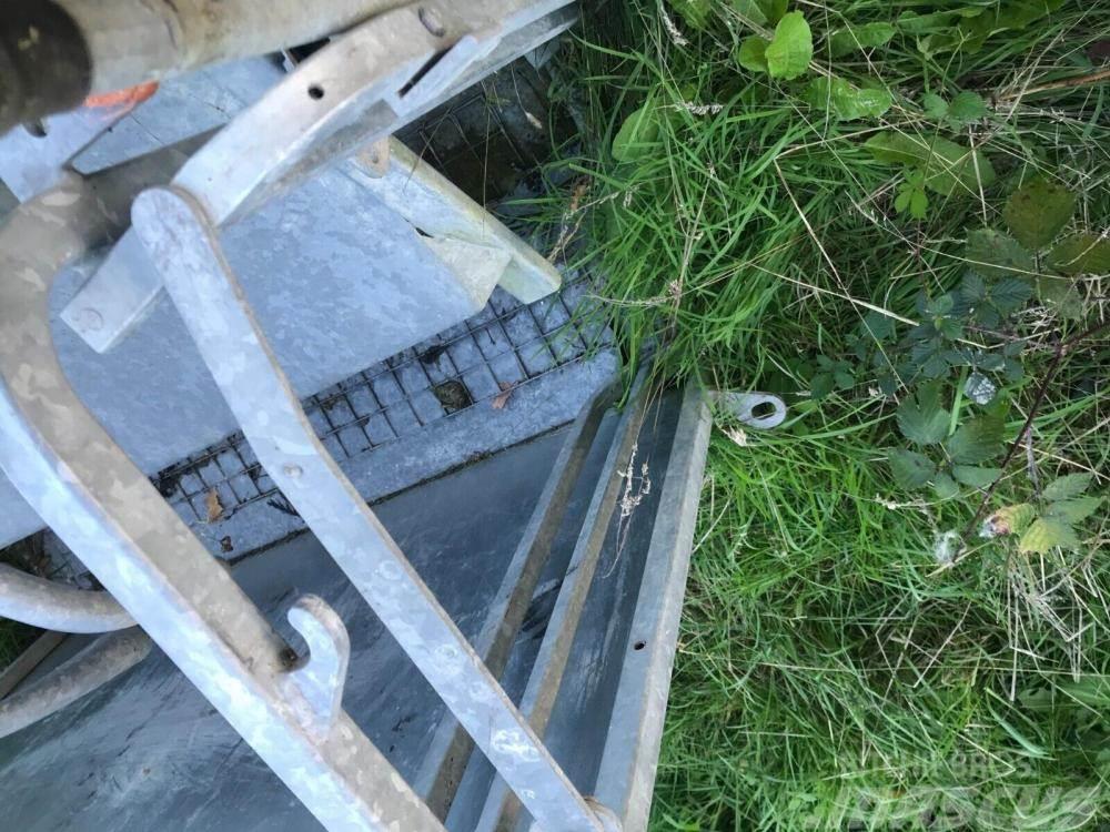  sheep turn over crate lightly used Other livestock machinery and accessories