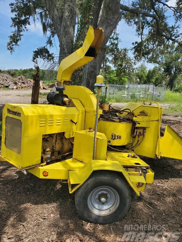 Vermeer 1250BC Brush Chipper Chainsaws and clearing saws