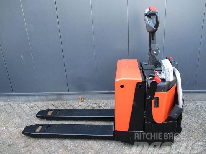 BT LPE 2008 Low lifter with platform