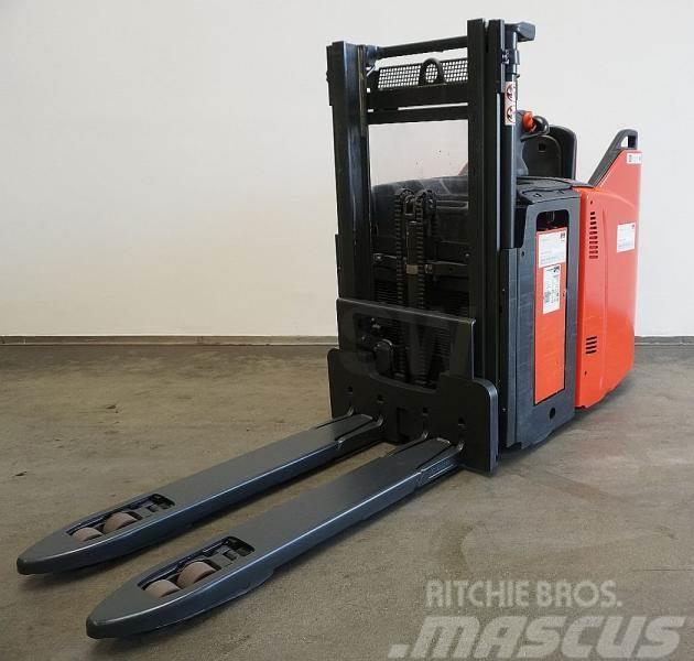 Linde D 12 SP 133 Self propelled stackers
