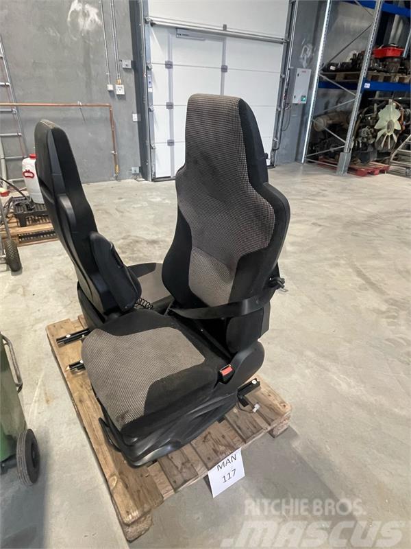 MAN MAN RIGHT SIDE SEAT 81.62307-6562 Other components