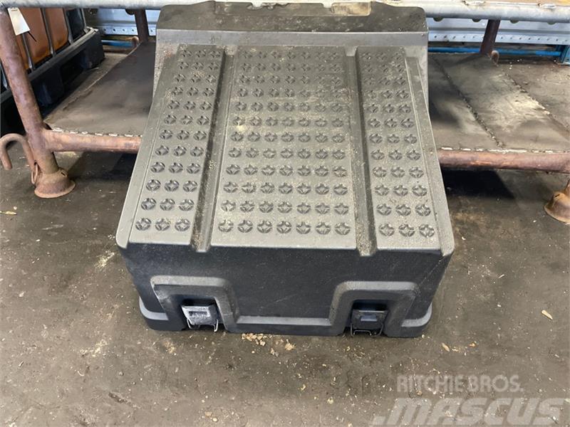 Scania  BATTERY COVER 2428035 Chassis and suspension