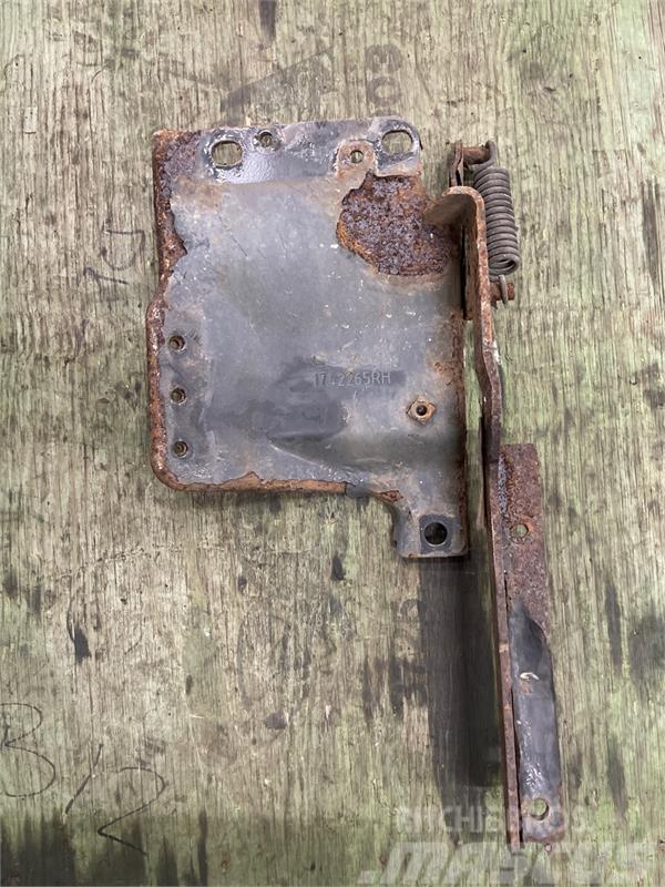 Scania  HINGE BRACKET 1742265 RH Chassis and suspension