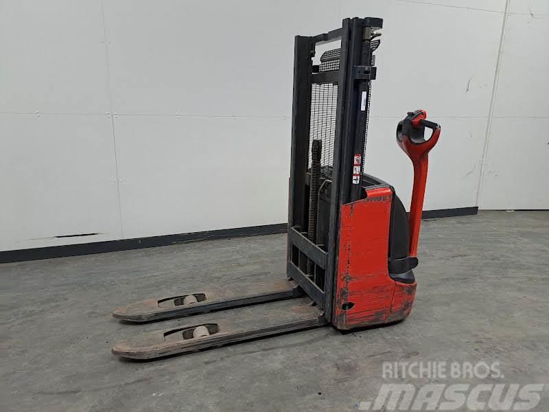 Linde L12 Self propelled stackers